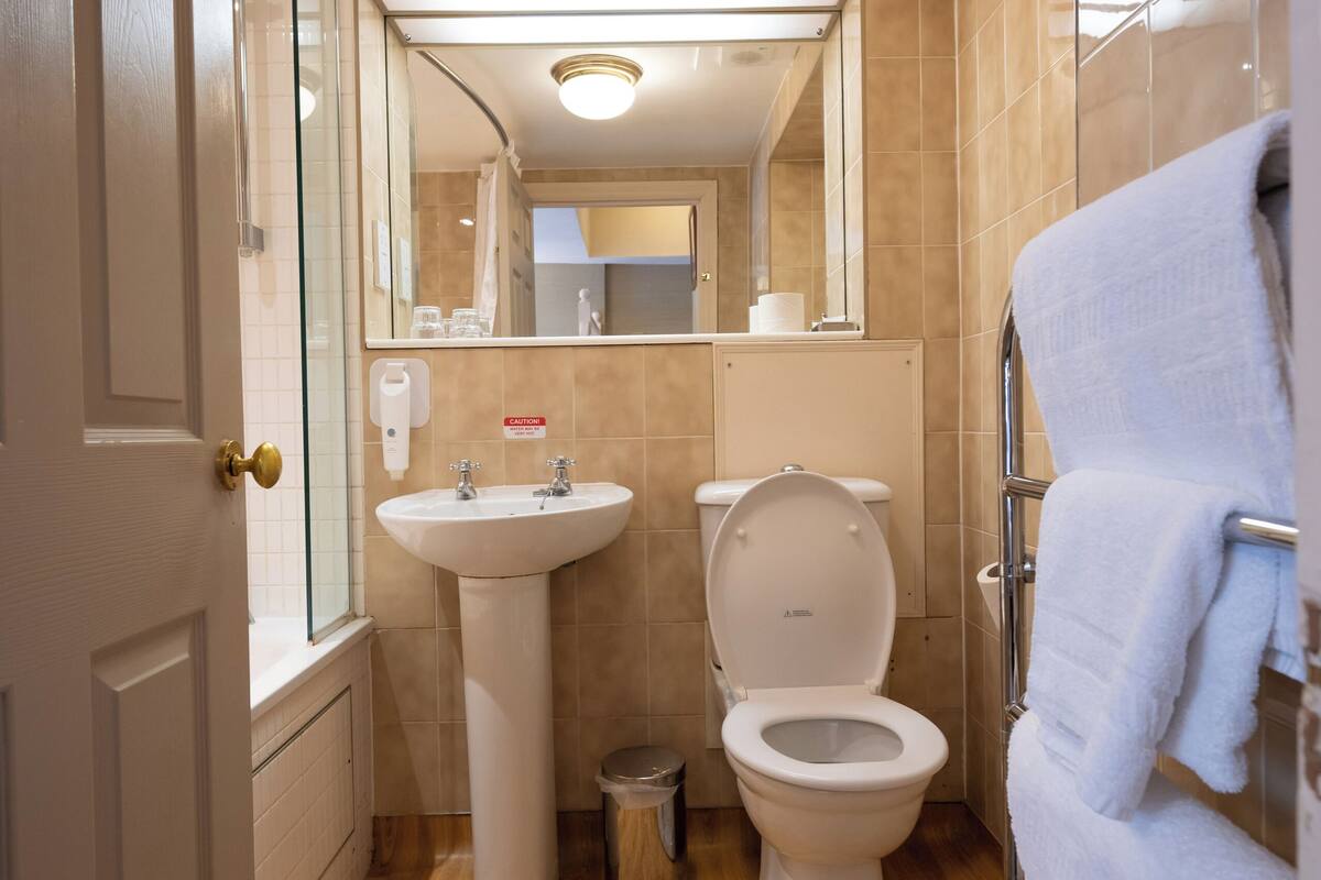 combined shower/bathtub, hair dryer, towels