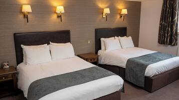 Quarto família (for 4) | Escrivaninha, ferros/tábuas de passar roupa, Wi-Fi de cortesia