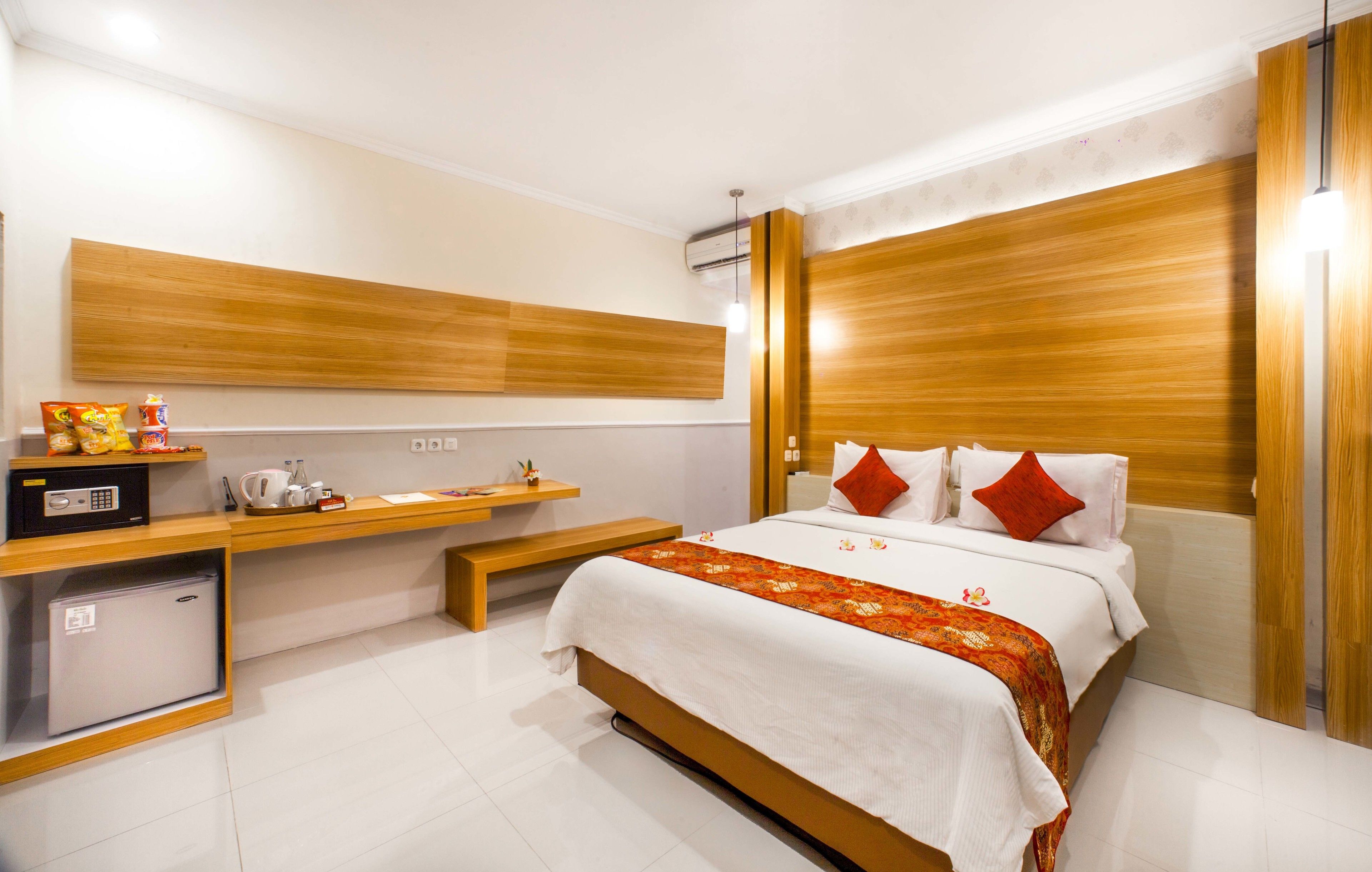 deluxe room | minibar, in-room safe, desk, free wifi