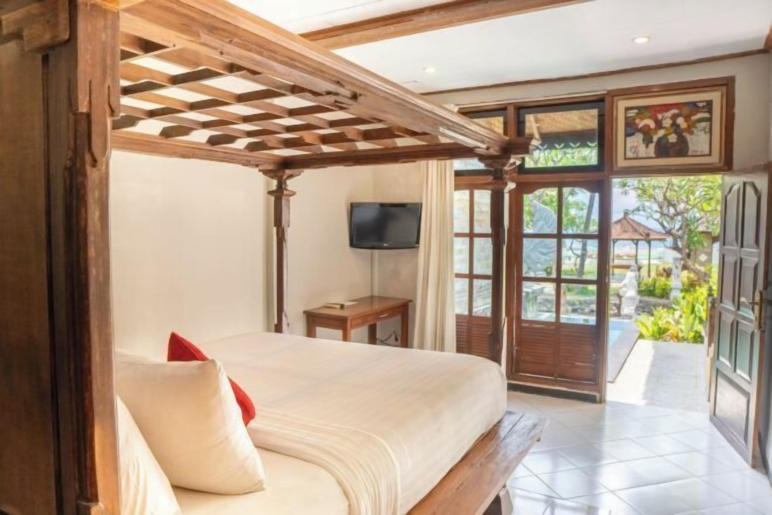 Minibar, in-room safe, desk, free WiFi