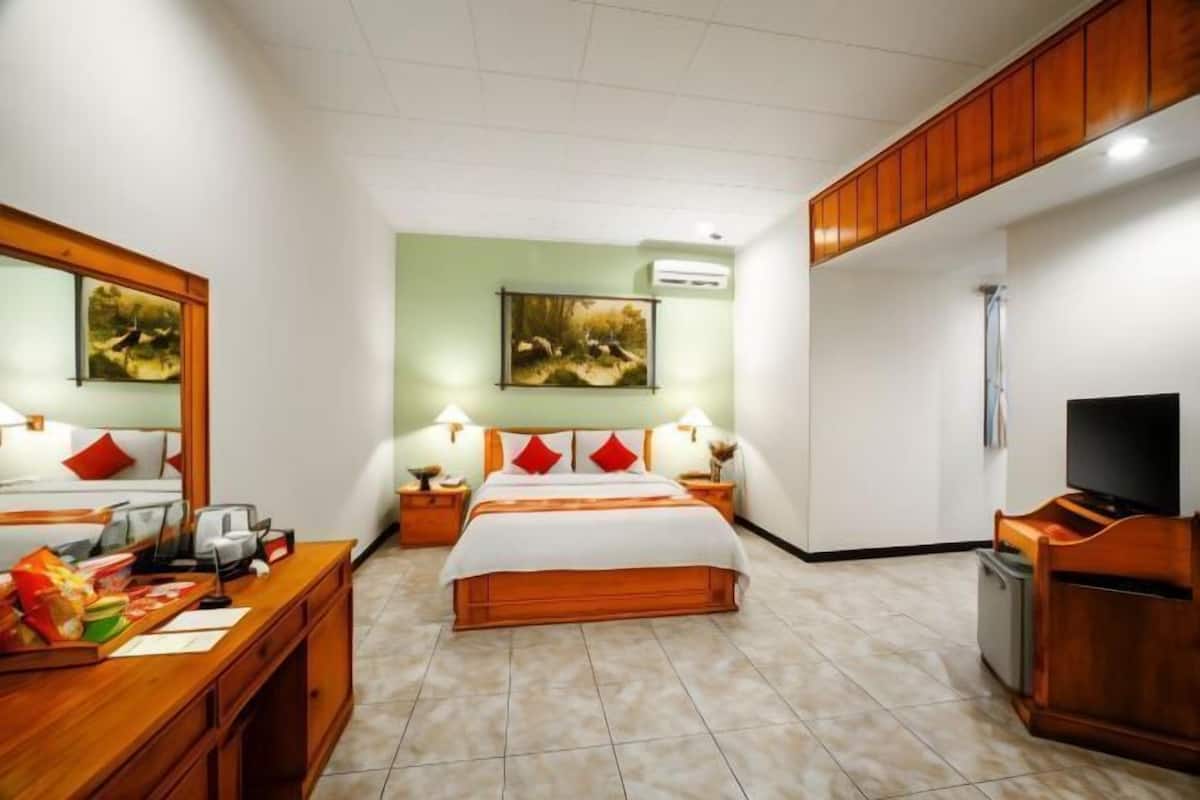 Minibar, in-room safe, desk, free WiFi