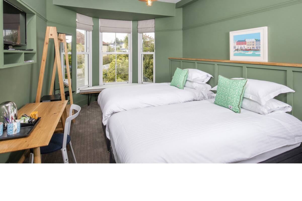 Double or Twin-Luxury-Ensuite with Shower-Street View-Room 5