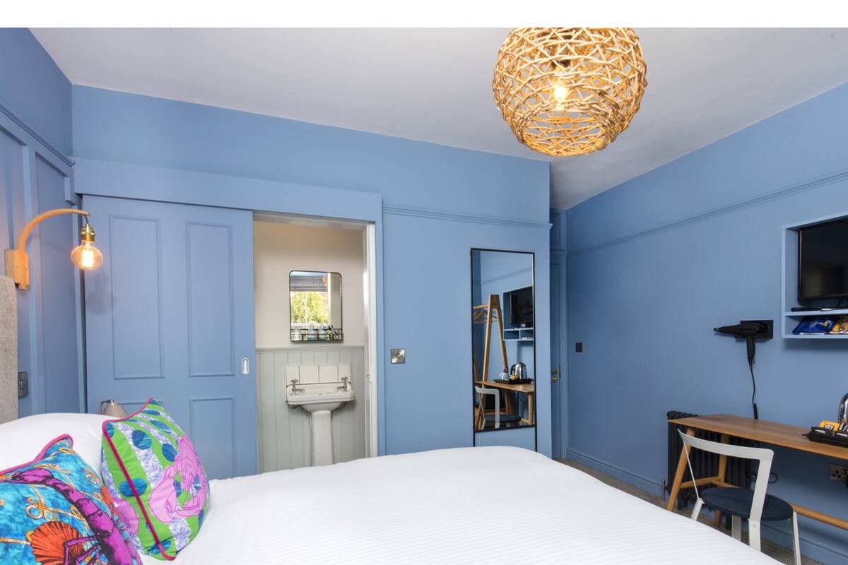 Double-Luxury-Ensuite with Shower-Room 6