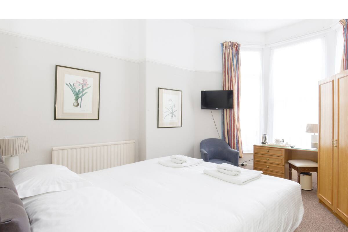Double or Twin-Standard-Ensuite with Shower-Room 8