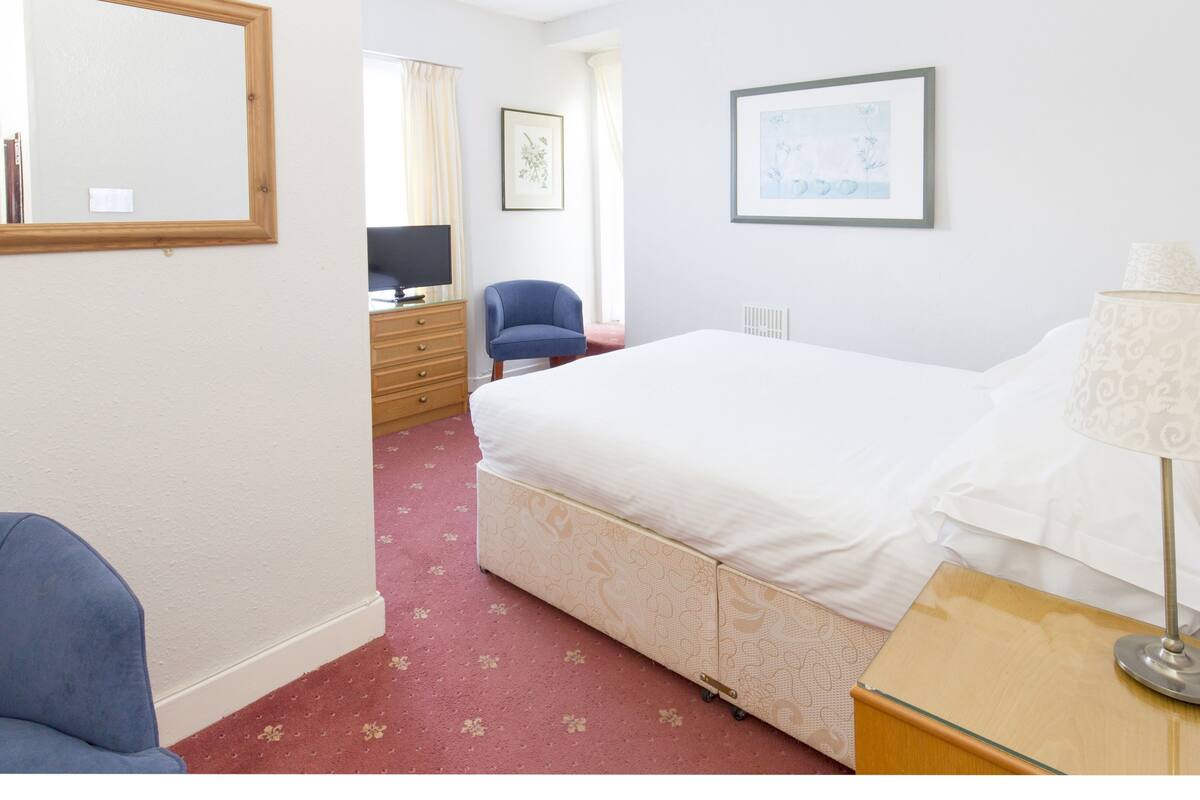 Double-Standard-Ensuite with Shower-Room 7