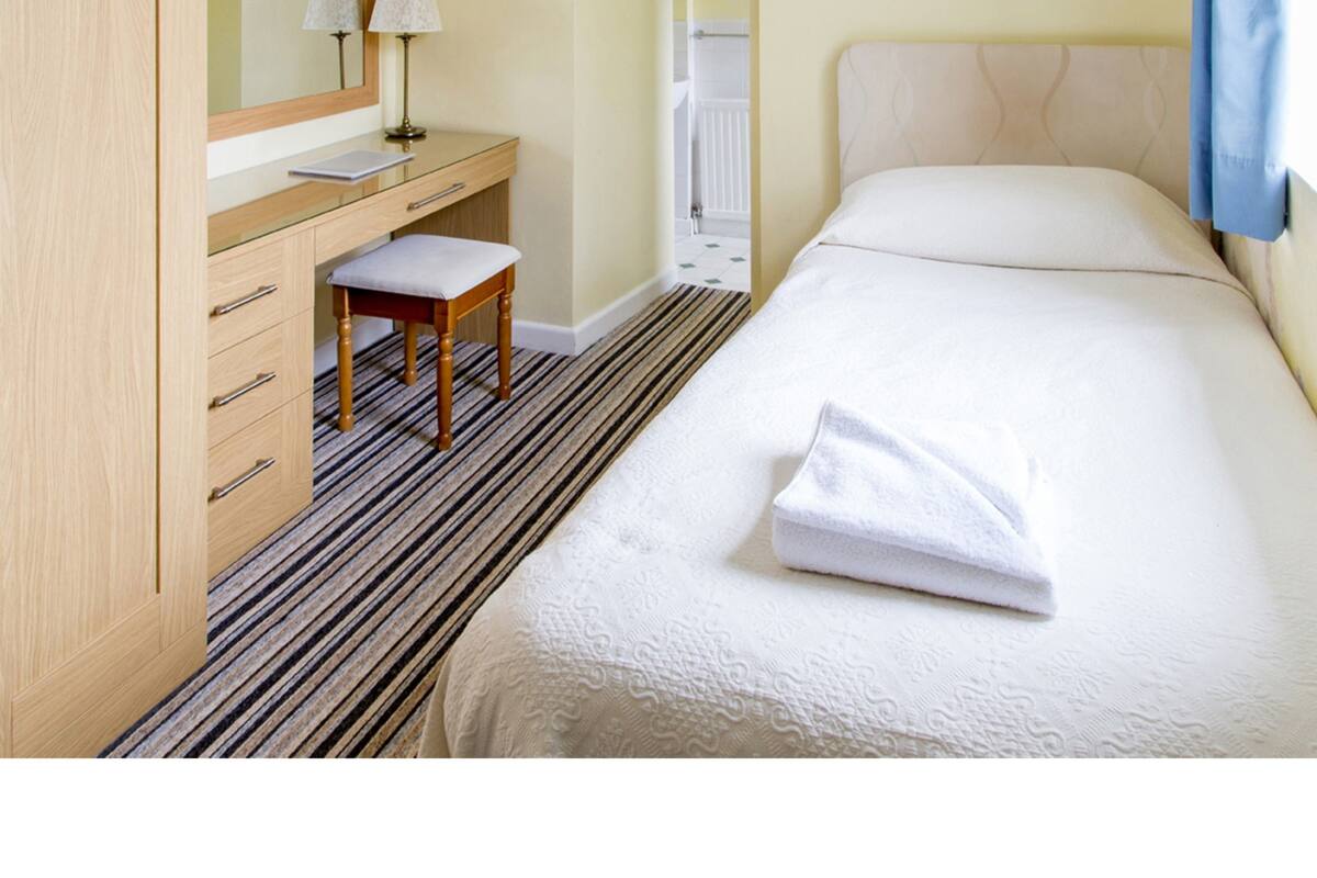 Single-Luxury-Ensuite with Bath-Garden View-Room 12