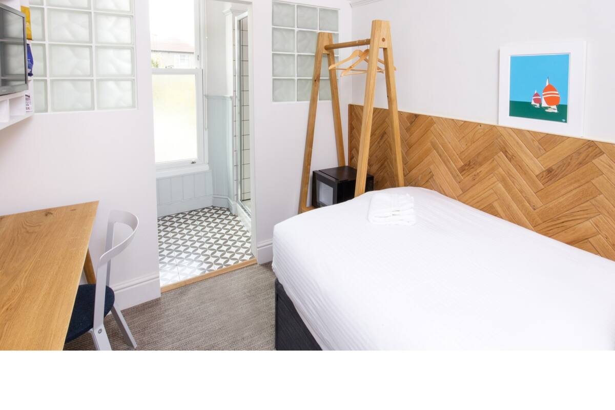 Single-Luxury-Ensuite with Shower-Room 4