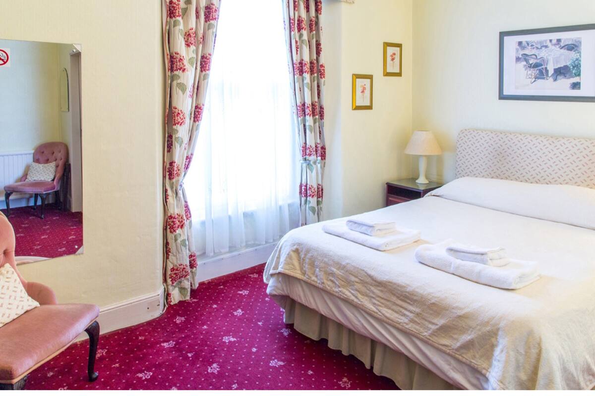 Double-Standard-Ensuite with Bath-Garden View-Room 11