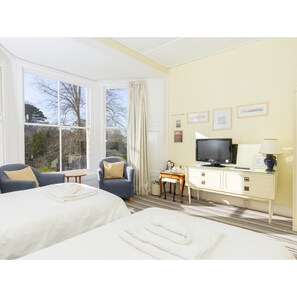 Double or Twin-Luxury-Ensuite with Bath-Park View-Room 10