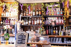 Se sirven desayunos, almuerzos y cenas; cocina local