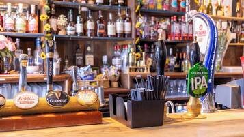 Un bar con múltiples grifos de cerveza, incluyendo marcas como Guinness y Peroni.