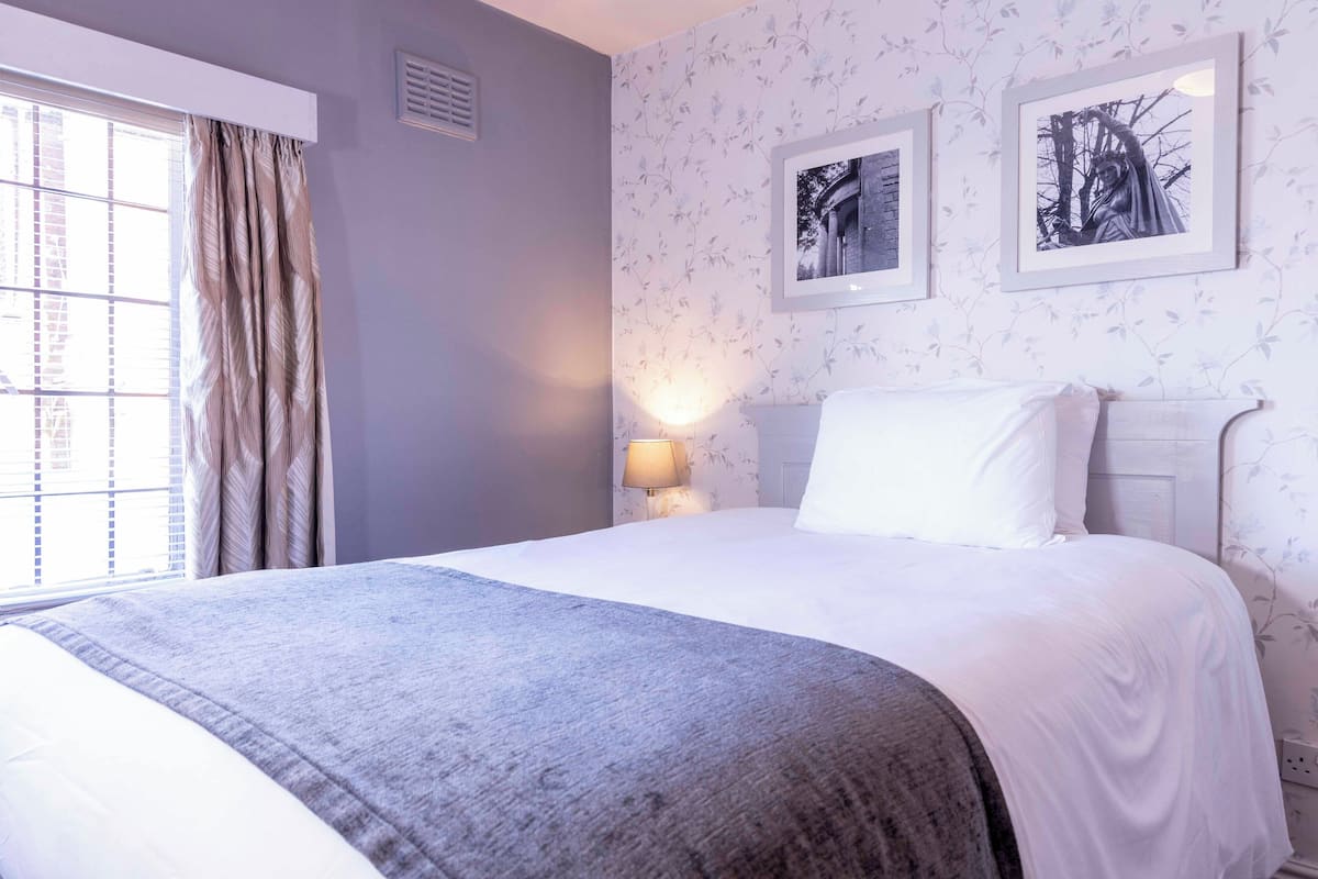 Single Room | Iron/ironing board, free WiFi