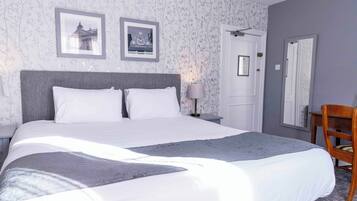 Habitación doble | Tabla de planchar con plancha, wifi gratis y ropa de cama