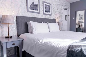 Tabla de planchar con plancha, wifi gratis y ropa de cama 