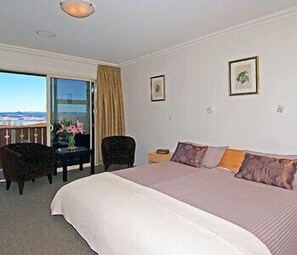Minibar, desk, soundproofing, iron/ironing board - Chalet Eiger (Acacia Bay)