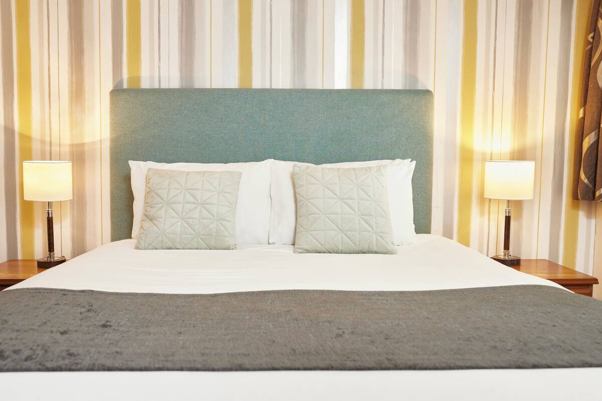 Family Room Sleeps 4 | 書桌、熨斗/熨衣板、免費無線上網