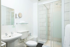 Chambre avec lits jumeaux | Salle de bain