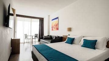 Junior-suite - 1 queensize-seng med sovesofa | Minibar, pengeskab på værelset, skrivebord, mørklægningsgardiner