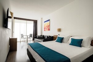 Suite Junior, 1 letto queen con divano letto | Minibar, una cassaforte in camera, una scrivania, tende oscuranti