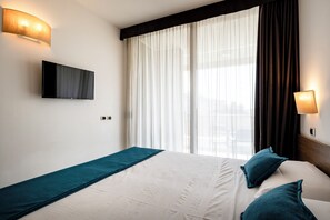 Double or Twin Room | Bar mini, peti besi dalam bilik, meja, langsir/tirai gelap terus 