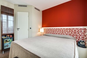 Premium bedding, in-room safe, blackout drapes, soundproofing - Pavillon Nation (Paris)