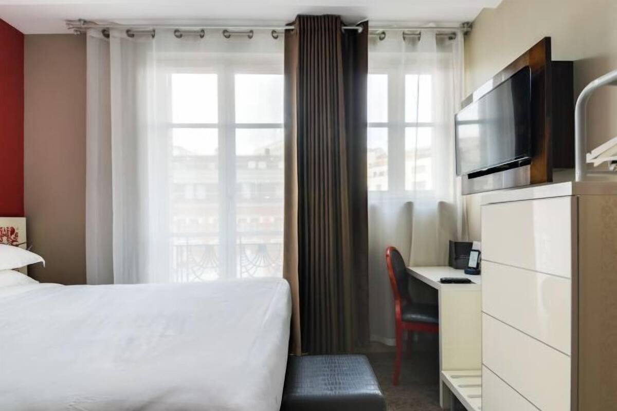 Premium bedding, in-room safe, blackout drapes, soundproofing