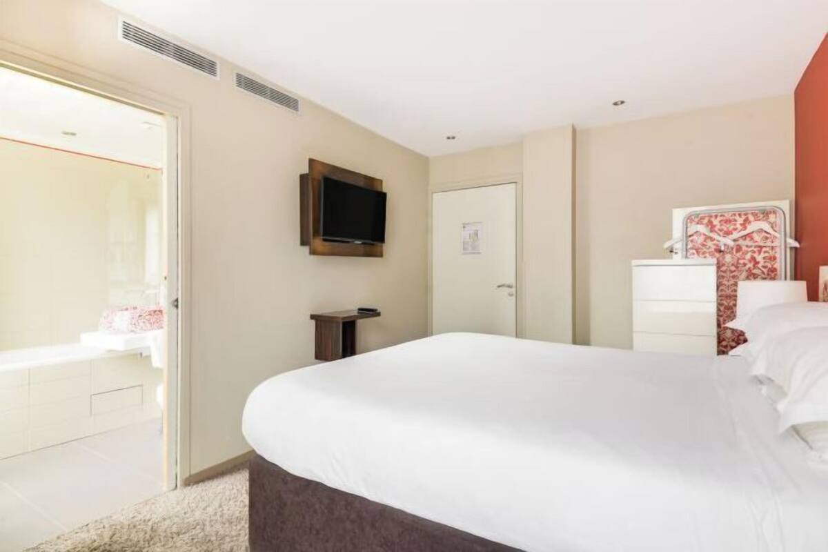 Premium bedding, in-room safe, blackout drapes, soundproofing