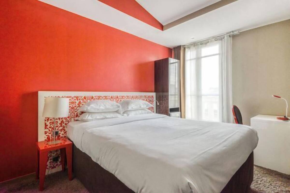 Premium bedding, in-room safe, blackout drapes, soundproofing