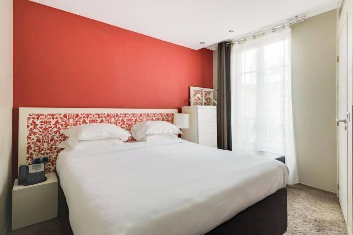 Premium bedding, in-room safe, blackout drapes, soundproofing