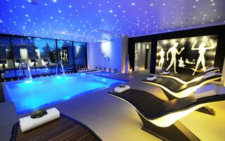 Salas de tratamiento para parejas, un sauna, baño turco