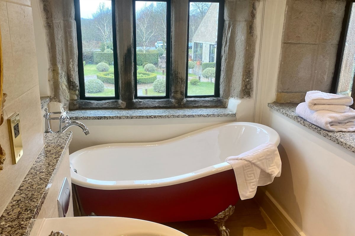 luxury double room, garden view | bathroom | separate bathtub and shower, free toiletries, hair dryer, towels