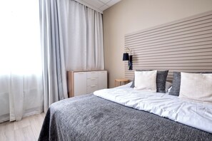 Triple Room | Pillowtop beds, in-room safe, desk, iron/ironing board - Moss Hotel & Apartments (Moss)