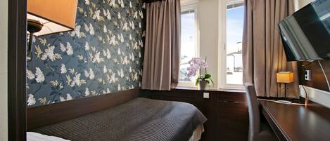 Yhden hengen standard-huone | Allergiatestatut vuodevaatteet, työpöytä, pimennysverhot