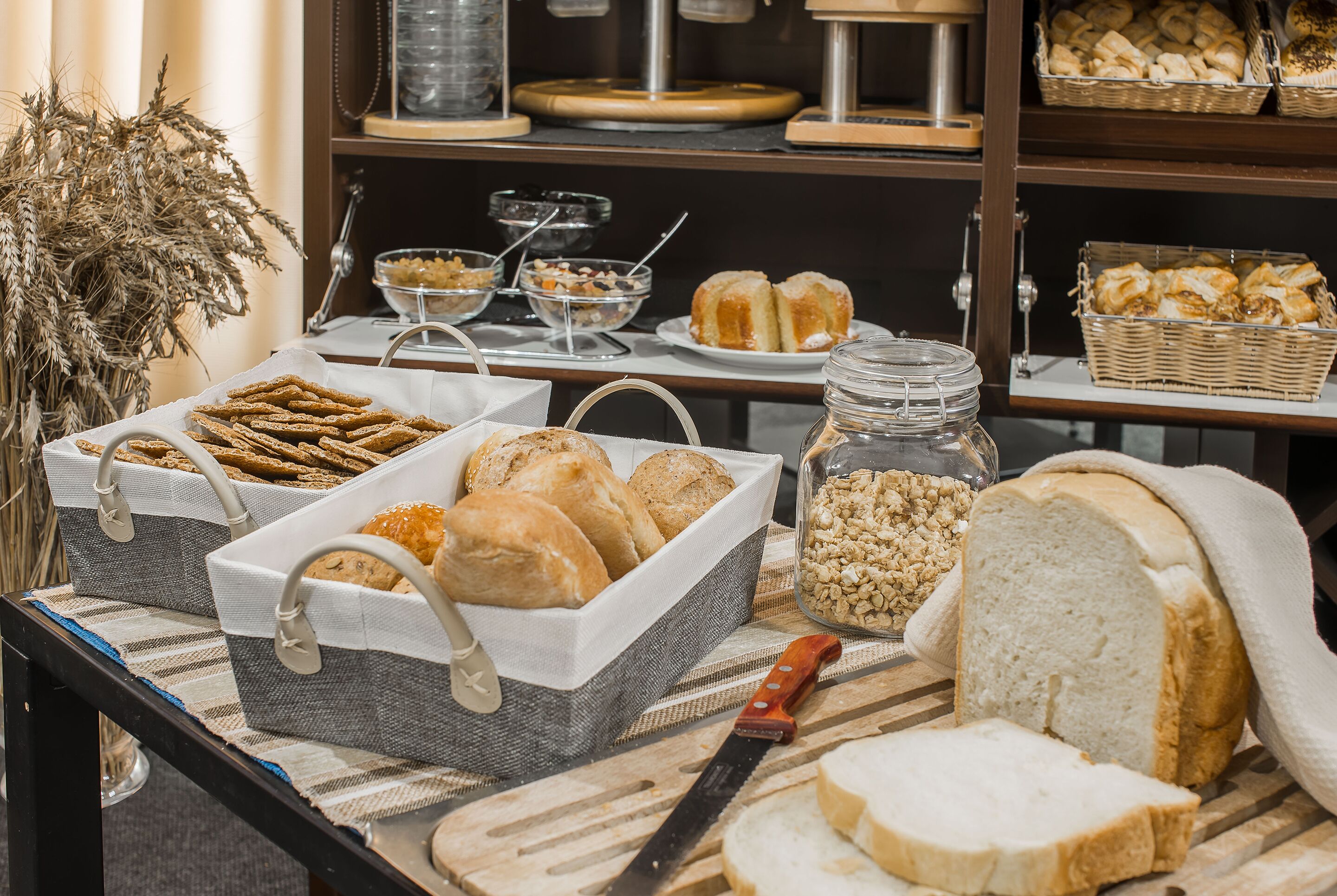 daily continental breakfast (mdl 140 per person)