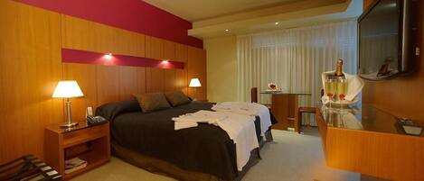 Habitación doble superior | Colchones viscoelásticos, minibar, caja fuerte y escritorio