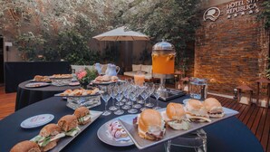 A hotel spa restaurant with a brick wall, indoor plants, and a glass ceiling. - Hotel Spa Republica (Mar del Plata)