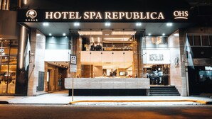 The exterior of Hotel Spa Republica with a modern facade, large glass windows, and a prominent entrance. - Hotel Spa Republica (Mar del Plata)