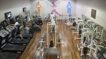 Ein Fitnessstudio mit Laufbändern, Krafttrainingsgeräten und Trainingsausrüstung.