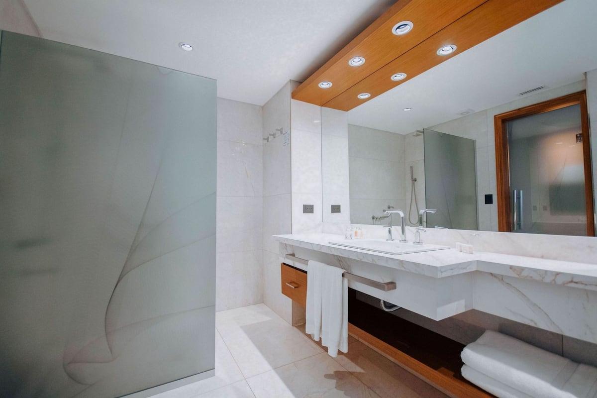 deluxe triple room | 1 bedroom, memory-foam beds, minibar, in-room safe