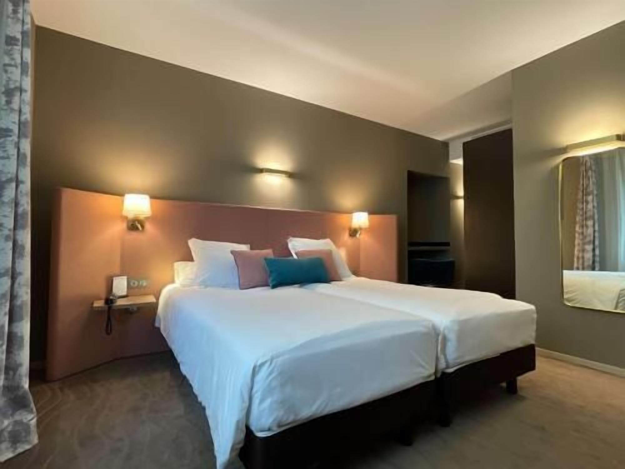 In-room safe, individually furnished, desk, laptop workspace