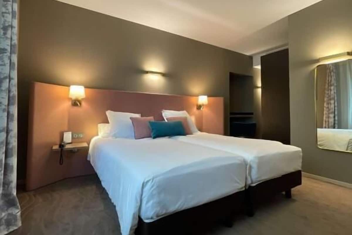 In-room safe, individually furnished, desk, laptop workspace