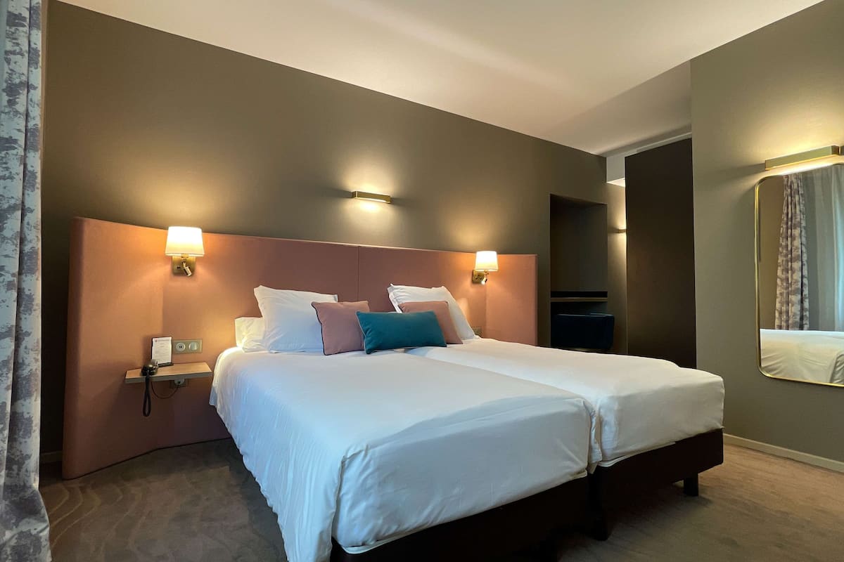 deluxe room, 2 single beds, non smoking | in-room safe, individually furnished, desk, laptop workspace