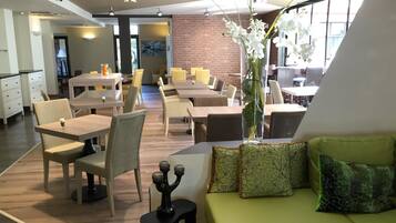 Daily continental breakfast (EUR 15 per person)