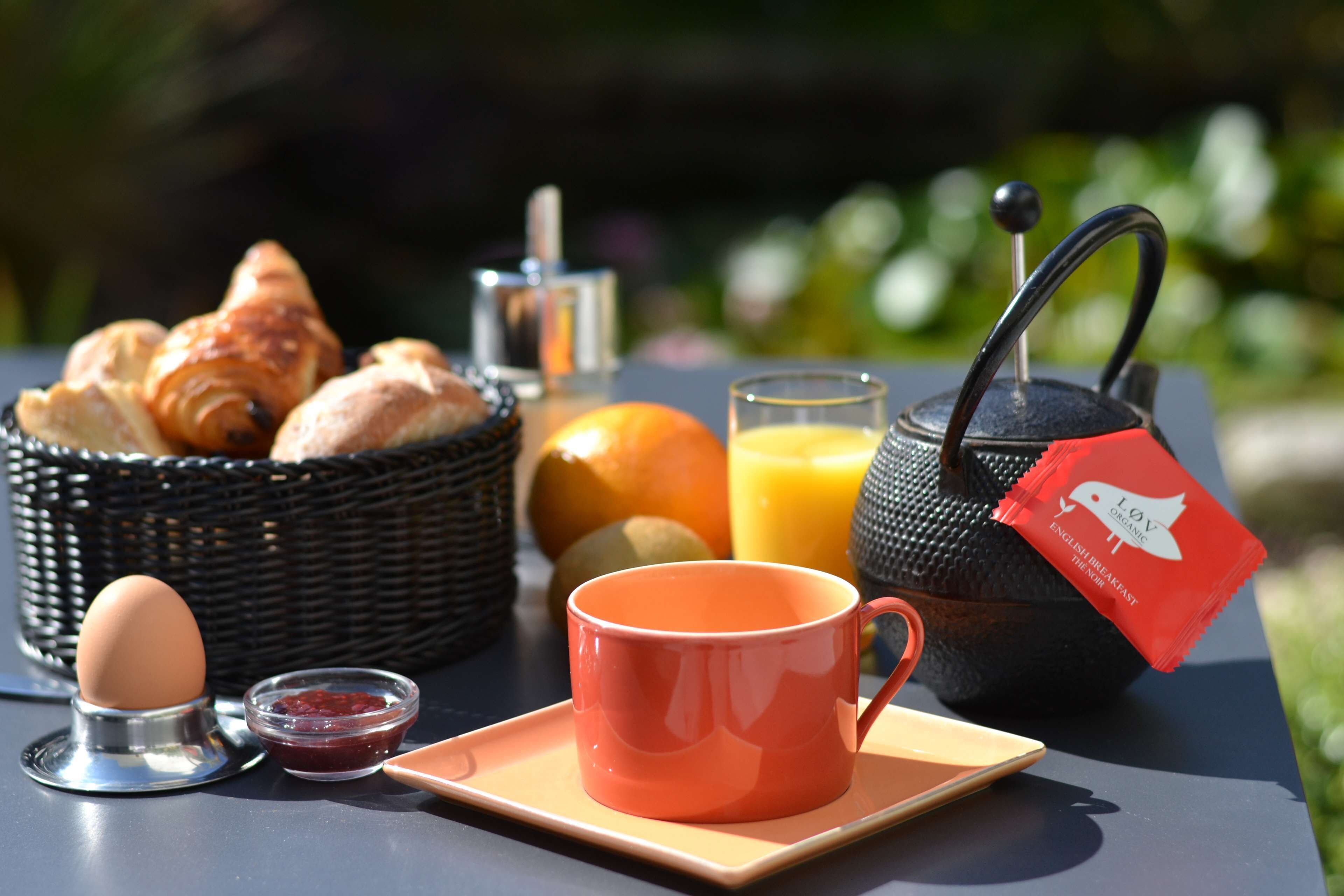 daily continental breakfast (eur 15 per person)