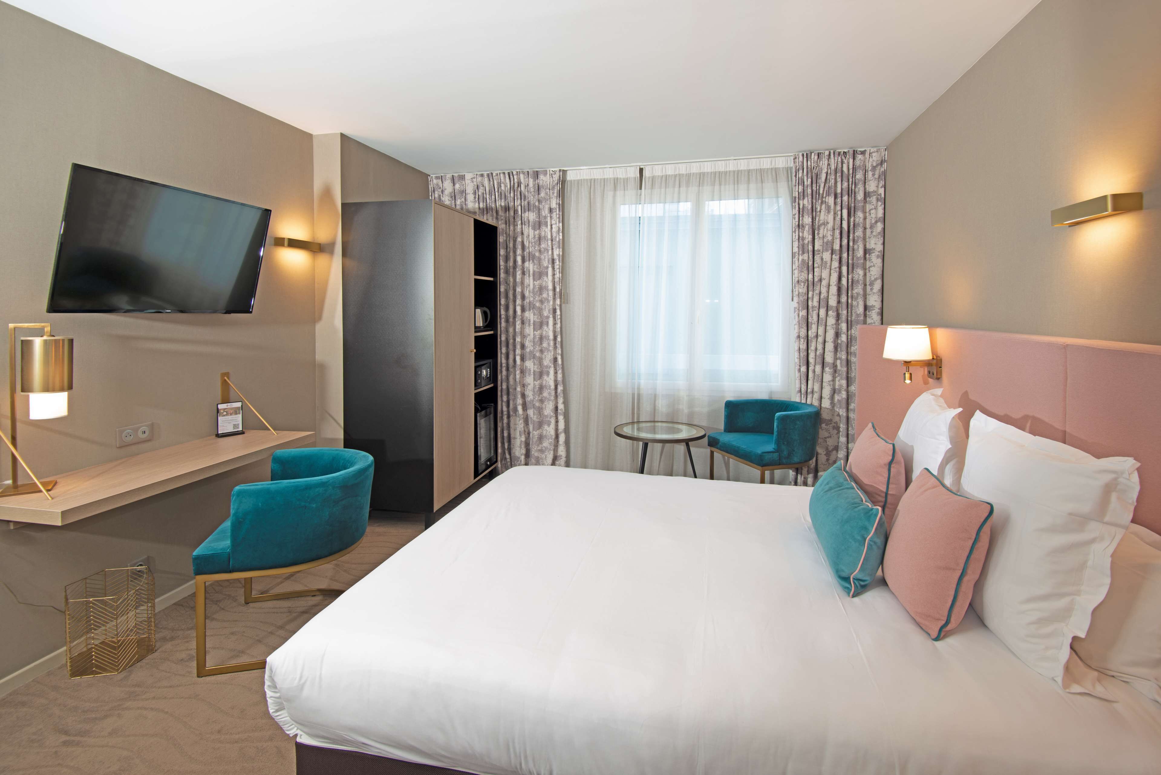 Värdeförvaringsskåp på rummet, unika möbler och skrivbord