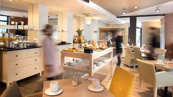Desayuno continental (EUR 15 por persona)