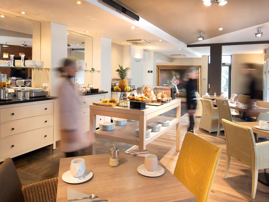 Daily continental breakfast (EUR 15 per person)