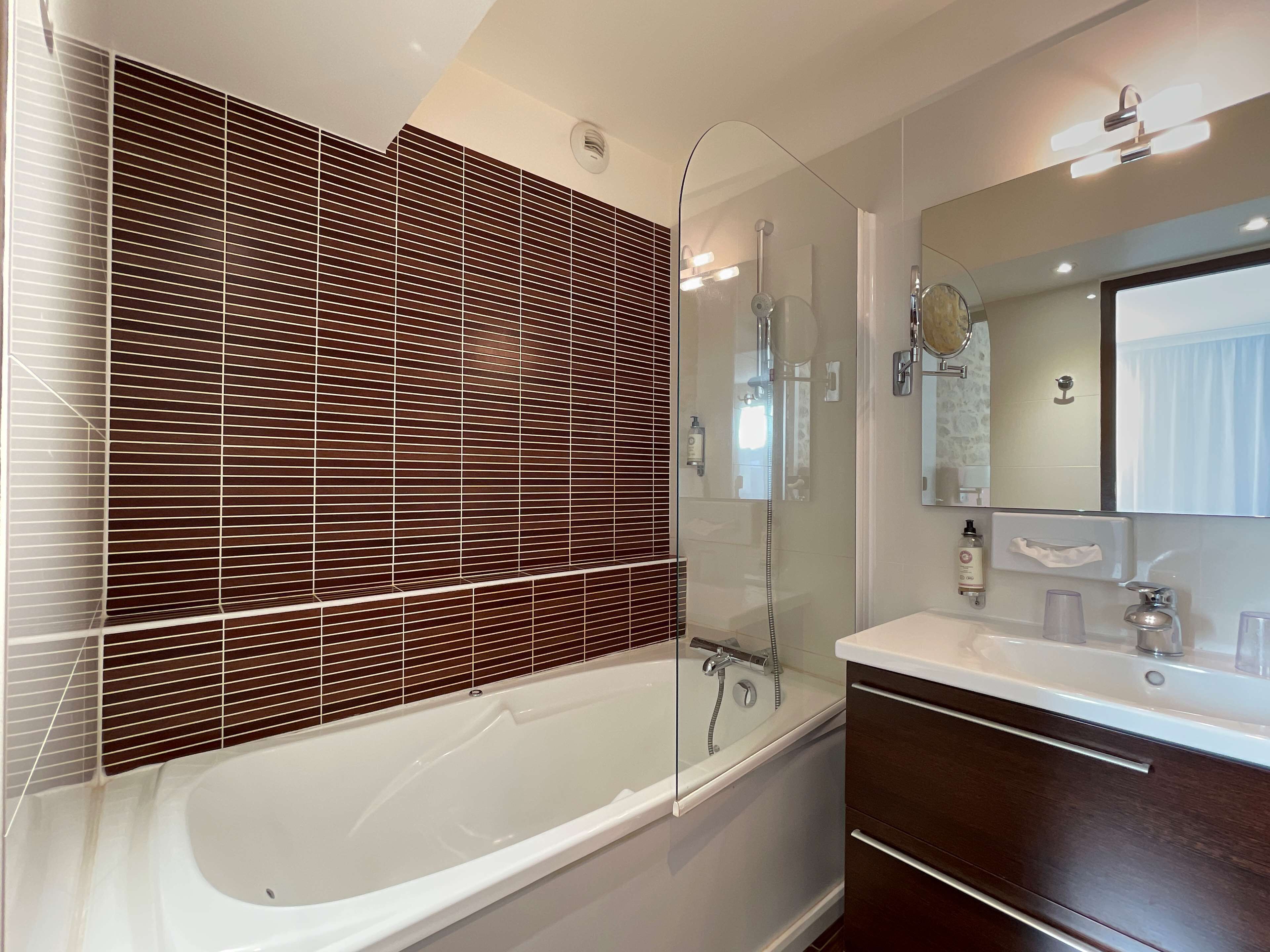 deluxe room, 1 queen bed, non smoking | bathroom | shower, eco-friendly toiletries, hair dryer, towels