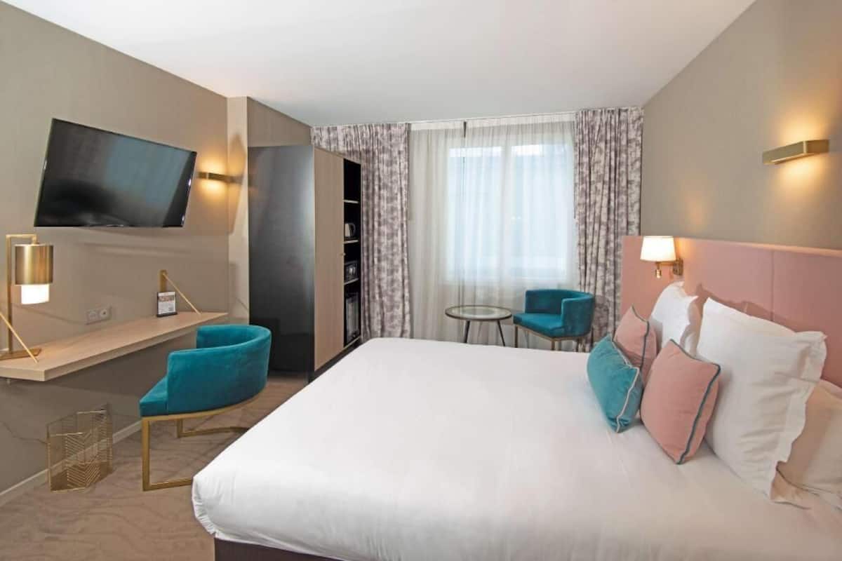 In-room safe, individually furnished, desk, laptop workspace