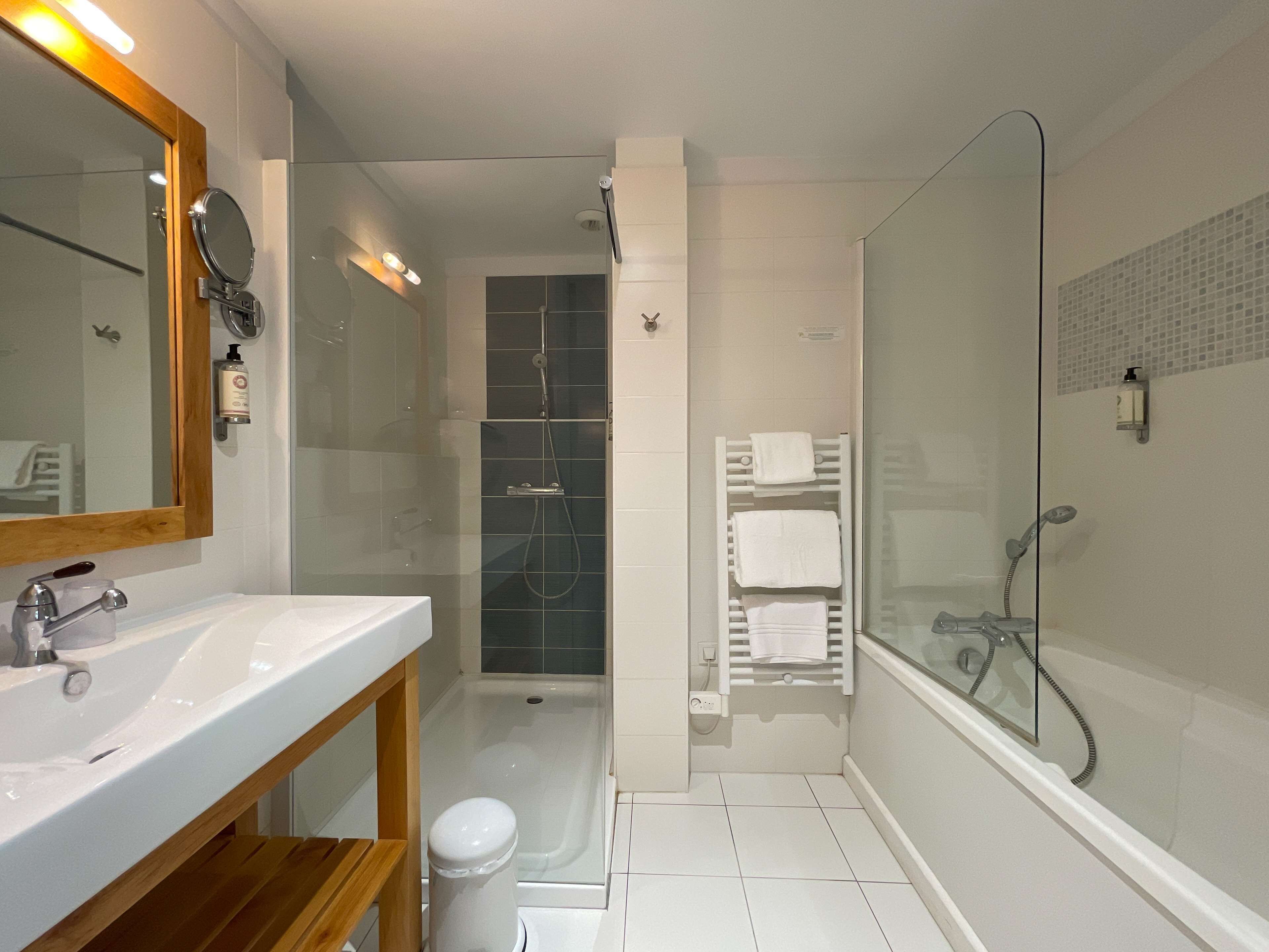 suite, 1 king bed, non smoking | bathroom | shower, eco-friendly toiletries, hair dryer, towels